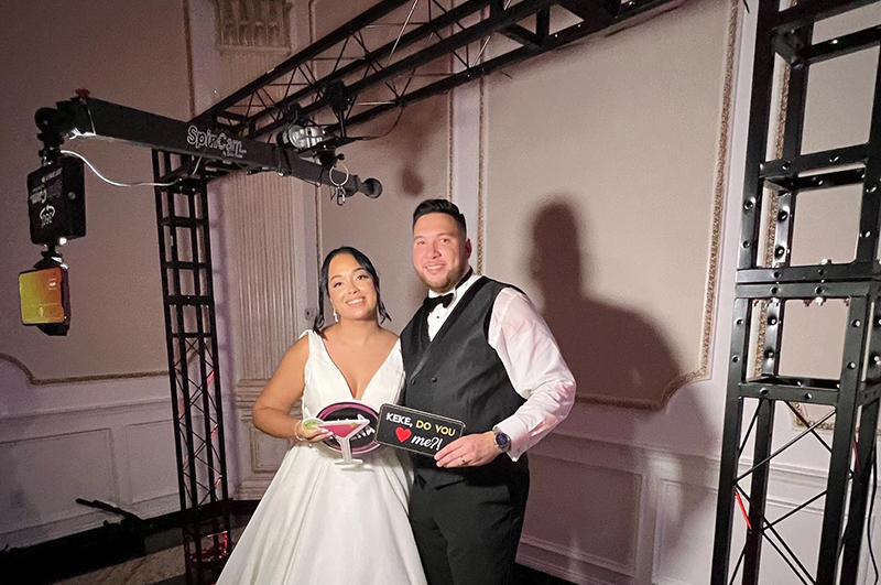 Bride-and-Groom-360-spinner-booth.png